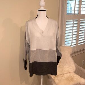 Nursing Queen: V-Neck Colorblock XL Nursing Sweater - Gray & Black